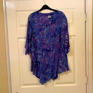 Tunic top with 3/4 sleeves with detailed edge front and back. Batik design.